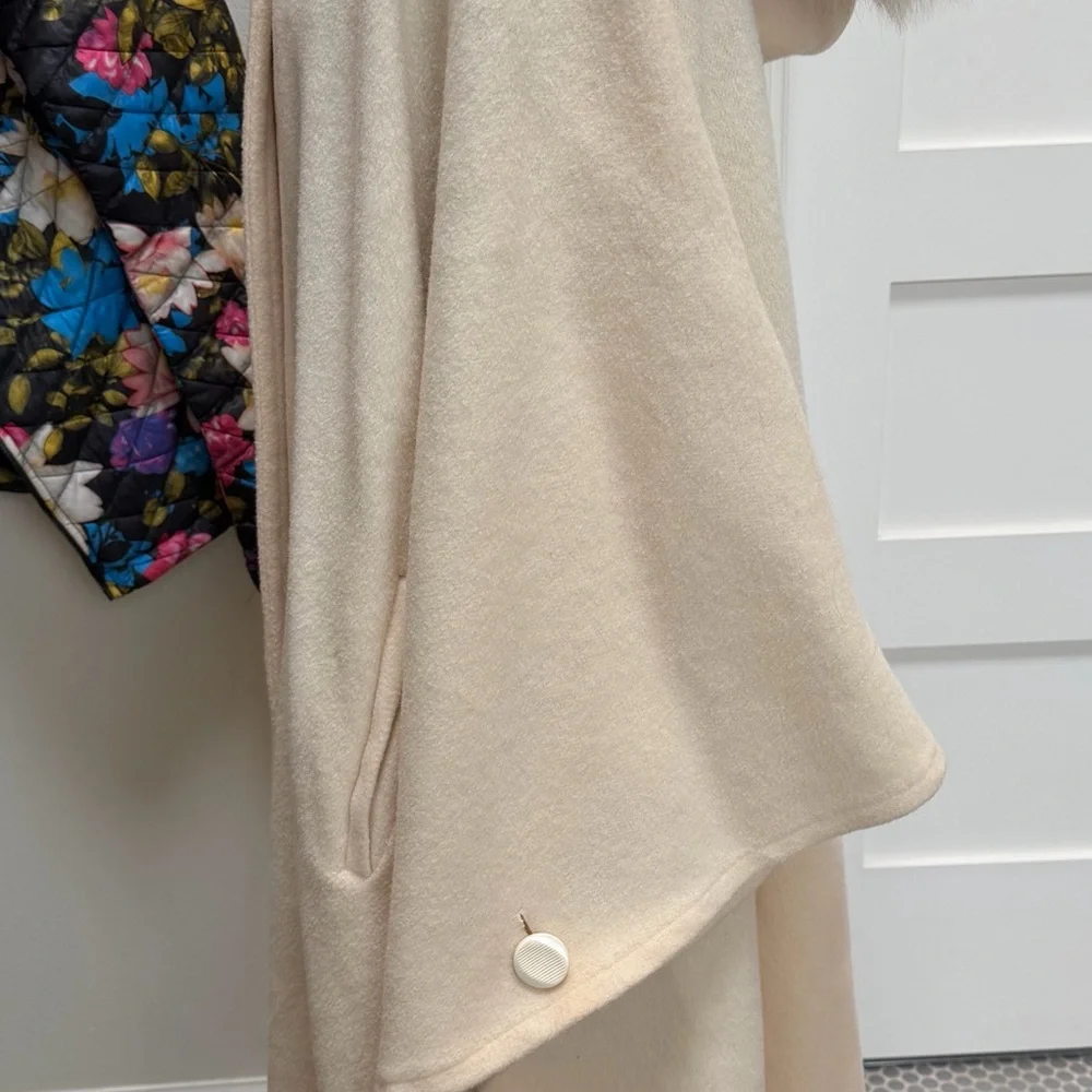 Vintage Cream Wool Alex Hayes Cape with Faux Fur Trim - Picture 11 of 12